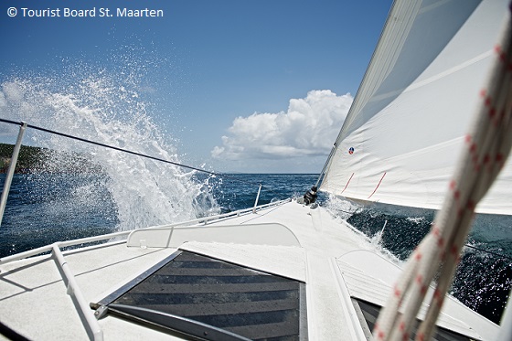St-Maarten-23-Heineken-Regatta-zeilboot-opspattend_water.jpg